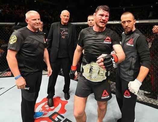 Na luta principal do UFC 204, em Manchester, Michael Bisping supera Dan Henderson em polêmica decisão unânime dos juízes e tem sucesso na primeira defesa de cinturão do peso médio