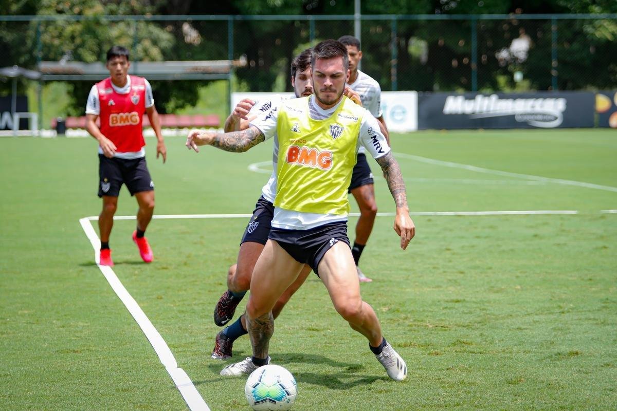 Tardelli treina com bola na Cidade do Galo