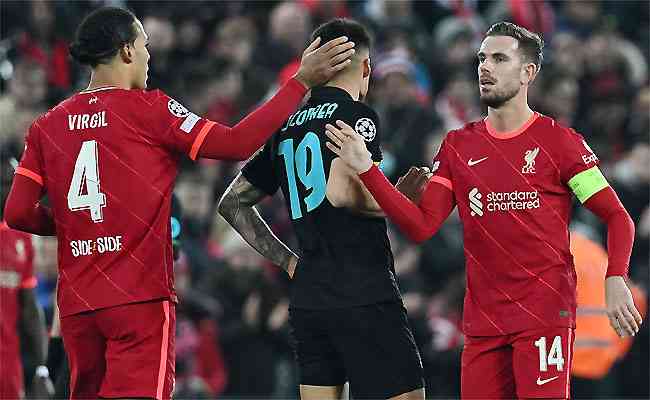 Van Dijk e Henderson comemoram a apertada classificação dos Reds após derrota em casa