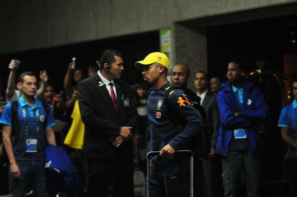 Seleo Brasileira deixou hotel Ouro Minas na noite desta quarta-feira e se despediu de Belo Horizonte, onde venceu a Argentina por 2 a 0 na semifinal da Copa Amrica. Reta final de treinos ser na Granja Comary, em Terespolis. Deciso est marcado para domingo, s 17h, no Maracan