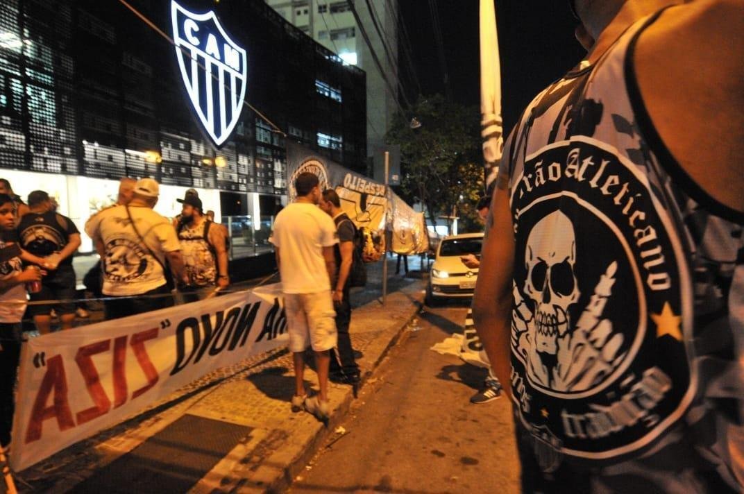 Na noite desta quinta-feira, manifestantes protestaram contra o presidente Srgio Sette Cmara e o diretor de futebol Rui Costa