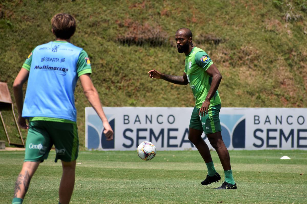 O América treinou na manhã desta terça-feira (15), no CT Lanna Drumond, em Belo Horizonte. A atividade visou o confronto contra o Figueirense, válido pela 29ª rodada da Série B do Campeonato Brasileiro. A partida será disputada nesta quinta-feira (17), às 19h15, no Estádio Orlando Scarpelli, em Florianópolis.