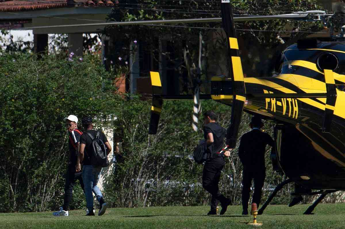 De helicptero, jogadores chegam  Granja Comary