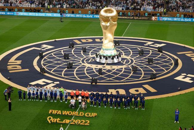 Entrada de Argentina e Frana no campo do Estdio Icnico de Lusail para a final da Copa do Mundo foi um espetculo  parte. Veja fotos do show de fogos, de luzes e da execuo dos hinos nacionais dos dois pases