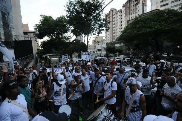 Depois de protesto na madrugada, torcedores do Atltico voltaram  sede de Lourdes, em BH, no final da tarde desta sexta-feira para atacar a diretoria do clube e os jogadores. Time foi goleado por 4 a 1 pelo Cerro Porteo na quarta-feira, em Assuno, e passou a ter chances remotas de se classificar s oitavas de final da Copa Libertadores. No domingo, Galo abre final do Mineiro contra o Cruzeiro, no Mineiro. Presso tenta mexer com brios do elenco s vsperas da deciso.