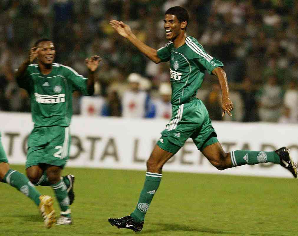 Em 2006, Leonardo Silva defendia o Palmeiras e participou da fase preliminar da Copa Libertadores. O zagueiro se deu bem e ajudou a equipe a eliminar o Deportivo Tchira, da Venezuela. O time paulista venceu o primeiro jogo, em casa, por 2 a 0, e tambm o segundo jogo, por 4 a 2, fora de casa. Leo entrou em campo no segundo tempo da segunda partida.