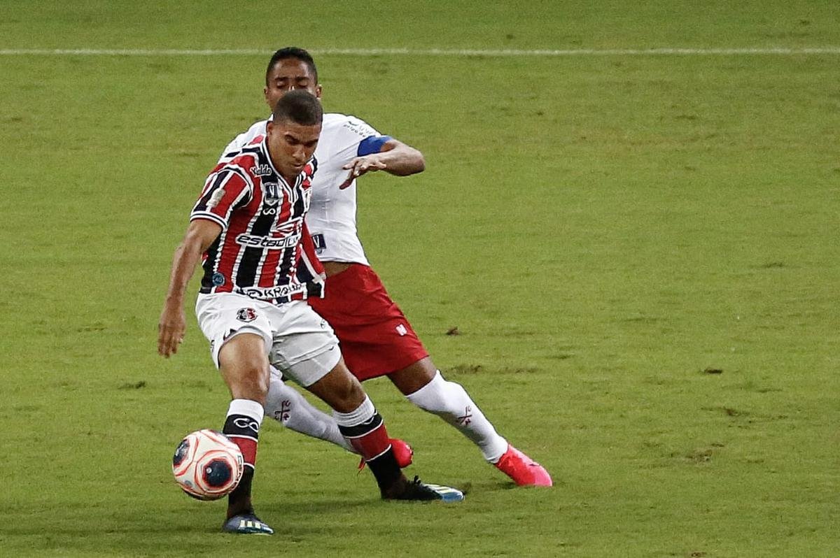Jogo começou pegado para as equipes, com o Santa Cruz tendo mais posse de bola no começo, mas sem oferecer jogadas mais ofensivas, com o Náutico fechando as linhas de marcação.