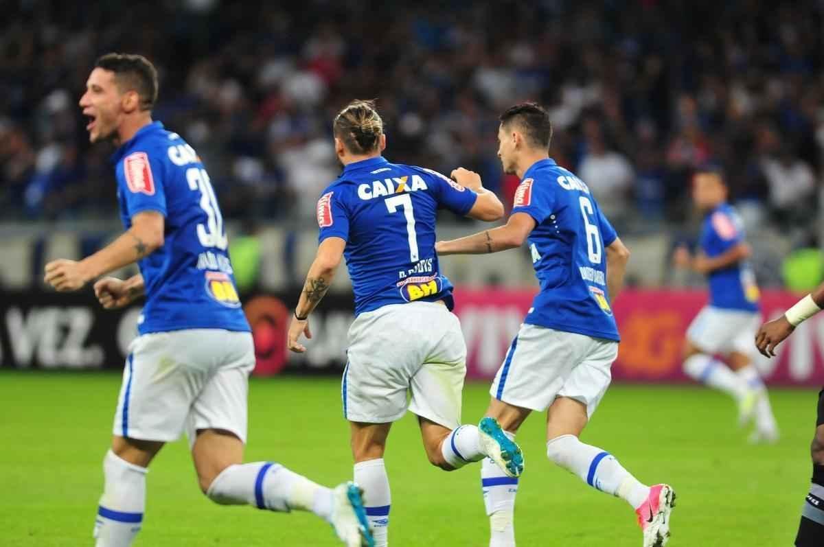 Imagens do jogo entre Cruzeiro e Grmio, pela 8 rodada do Campeonato Brasileiro, no Mineiro