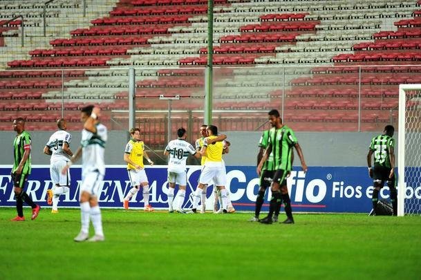 Equipes se enfrentaram nesta segunda-feira, s 20h, pela sexta rodada da Srie B do Brasileiro
