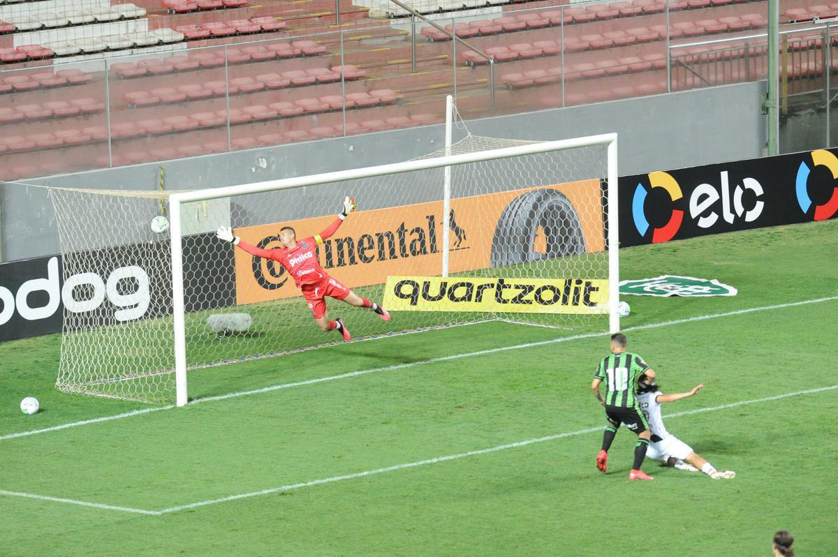 Fotos do duelo entre Amrica e Ponte Preta, no Independncia, em Belo Horizonte, em jogo de volta da quarta fase da Copa do Brasil