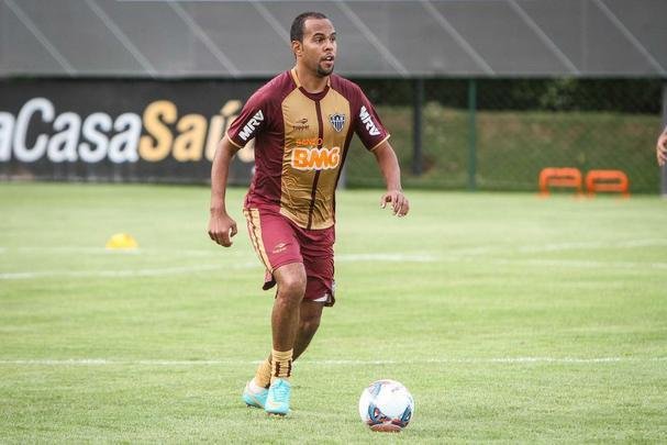 Alecsandro - Contratado em 2013, Alecsandro estreou pelo Atlético no clássico contra o Cruzeiro, em na abertura do Campeonato Mineiro daquele ano. O Galo perdeu por 2 a 1, e o atacante entrou em campo no segundo tempo, substituindo Araújo, autor do gol alvinegro. O centroavante fez 11 gols em 50 partidas pelo clube, mas saiu no fim da temporada e foi para o Flamengo.