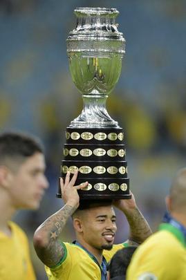 Seleção Brasileira derrota Peru por 3 a 1, conquista Copa América e ergue a taça no Maracanã; veja as fotos da festa do Brasil