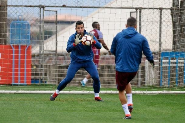Cruzeiro treinou na tarde desta segunda-feira, na Toca da Raposa II, e embarcou para Buenos Aires horas depois. Na quarta, time enfrenta o Boca Juniors, na Bombonera, pela Copa Libertadores. O meia Arrascaeta, com dores na coxa esquerda, no viajou com a delegao. Tambm ficaram em Belo Horizonte o meia Mancuello e o atacante Sass.