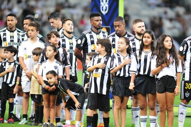 Mascotinhos do Atltico no jogo contra o Juventude, no Mineiro, pelo Campeonato Brasileiro de 2022