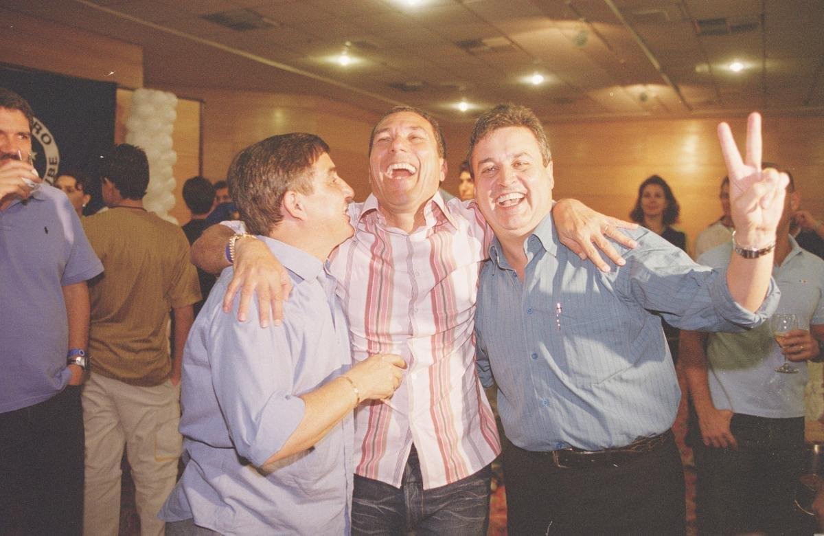 Aps a grande festa no Mineiro com a vitria sobre o Paysandu por 2 a 1, e tambm nas ruas de Belo Horizonte, em desfile carro aberto, jogadores, integrantes da comisso tcnica e dirigentes do Cruzeiro comemoraram o ttulo brasileiro e a indita Trplice Coroa de 2003 em evento fechado no hotel Ouro Minas, em Belo Horizonte. Familiares dos campees estiveram presentes. Imagens do arquivo do Estado de Minas mostraram a euforia dos jogadores, do tcnico Vanderlei Luxemburgo, do presidente Alvimar de Oliveira Costa e do vice, Zez Perrella, naquele 30 de novembro.