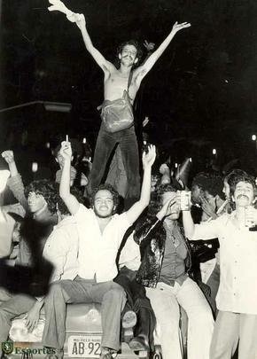 Jogadores do Cruzeiro desembarcam na Pampulha e, em seguida, saem em carro aberto por BH