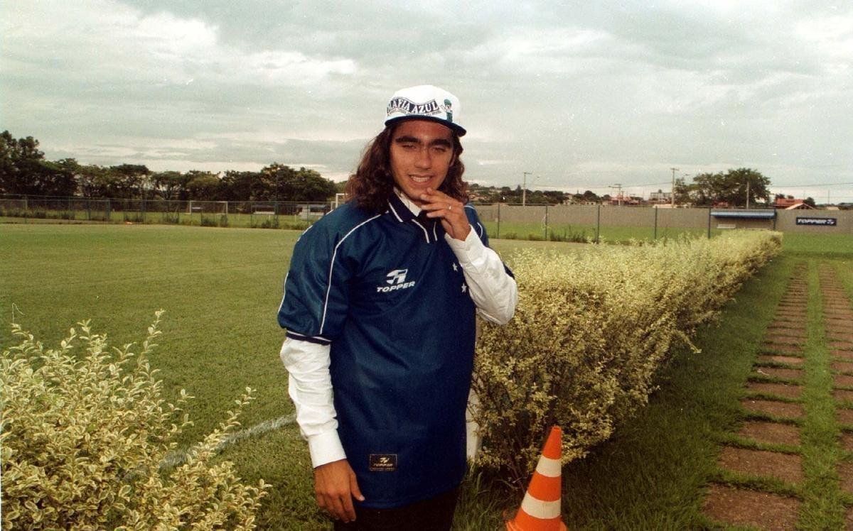 Sorn (lateral-esquerdo) - contratado ao River Plate com auxlio da Hicks Muse por US$ 5,08 milhes, estreou pelo Cruzeiro em 12 de fevereiro de 2000, no empate por 1 a 1 com o Juventude, no Estdio Alfredo Jaconi, em Caxias do Sul-RS. Ele entrou no lugar do lateral-direito Z Maria no segundo tempo. J o primeiro jogo como titular aconteceu em 14 de maro de 2000, no empate por 1 a 1 com o Gama-DF, em Braslia, pela primeira fase da Copa do Brasil. Em trs passagens pelo clube, o lateral-esquerdo argentino marcou 18 gols em 127 jogos.