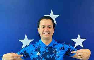 Presidente Srgio Santos Rodrigues com a nova camisa do Cruzeiro