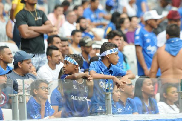 Torcidas de Cruzeiro e Flamengo fizeram a festa em duelo das equipes no Mineiro