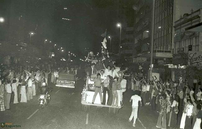 Jogadores do Cruzeiro desembarcam na Pampulha e, em seguida, saem em carro aberto por BH