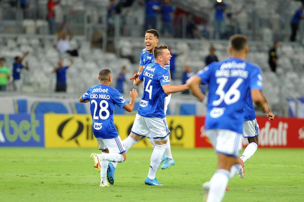 Fotos do gol de falta de Eduardo Brock, do Cruzeiro, sobre o Athletic, no Mineiro, pela semifinal do Campeonato Mineiro