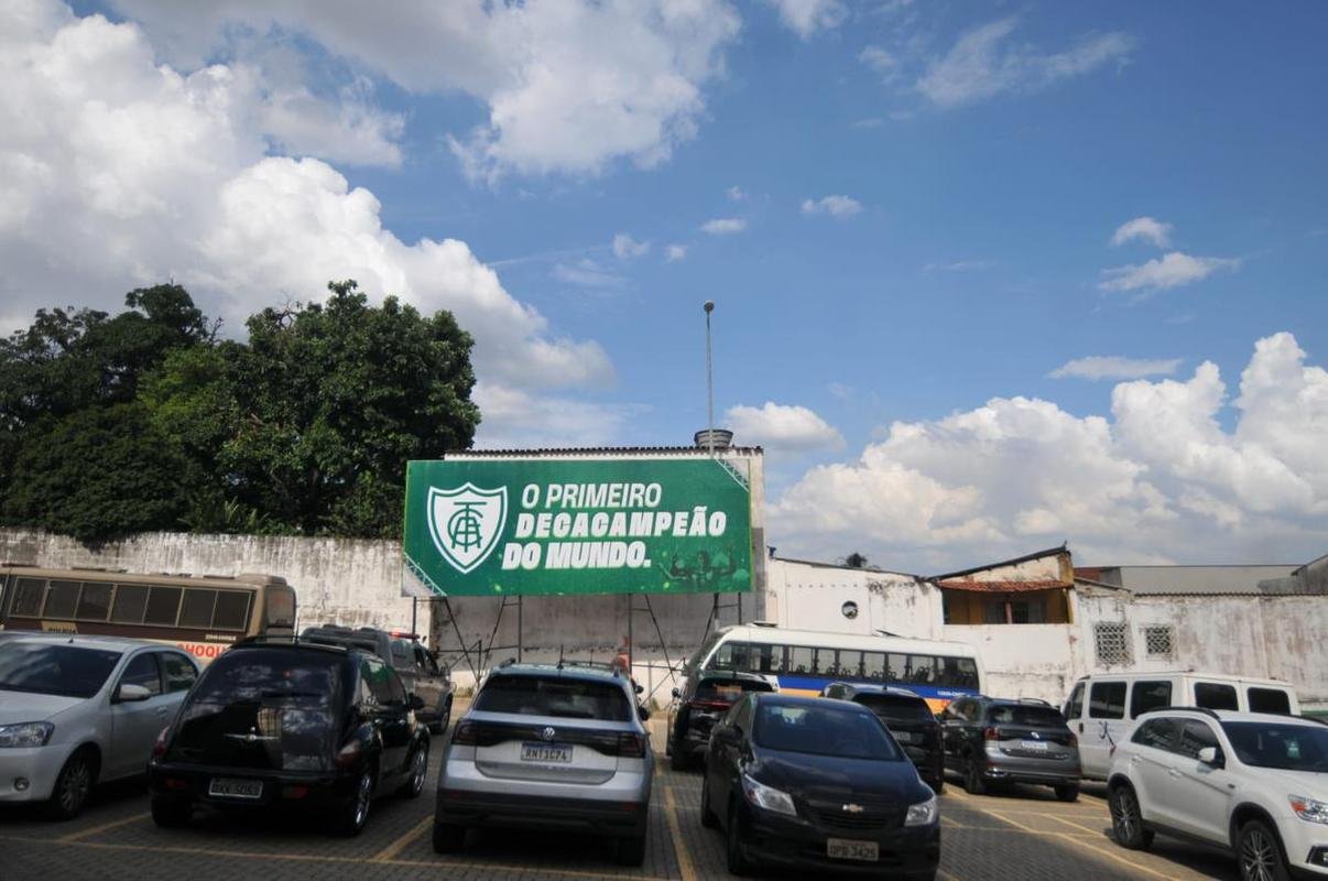 Placa instalada pelo Amrica em frente  janela de vizinha do Independncia traz a frase 'o primeiro decacampeo do mundo'