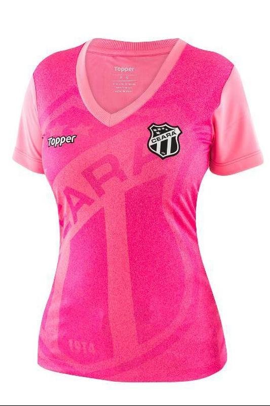 A camisa Outubro Rosa do Cear Sporting Club buscou referncias regionais. O grafismo com o escudo do clube teve influncia no artesanato local (areias coloridas).