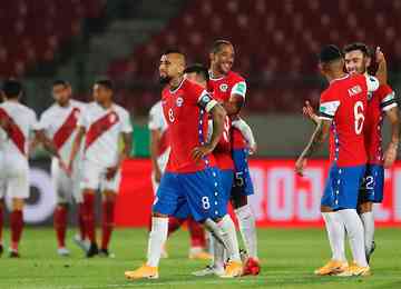 Arturo Vidal marcou os gols do triunfo chileno em Santiago