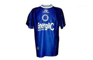 Cruzeiro usou o escudo no meio do peito no terceiro uniforme de 1998 e 1999