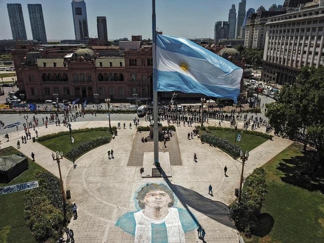 Velrio de Diego Armando Maradona na Casa Rosada, sede do governo argentino, em Buenos Aires. Ao longo desta quinta-feira (26/11), despedida dos fs rendeu imagens marcantes: choro, homenagens e at rivais se consolando pela partida do dolo. Maradona morreu aos 60 anos aps uma parada cardiorrespiratria.