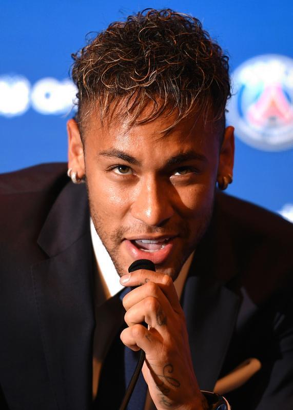 Imagens da apresentao de Neymar como grande reforo do Paris Saint-Germain 