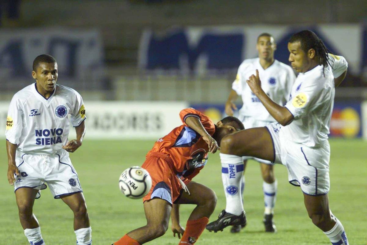 O meia Jackson, natural de Cod, no Maranho, vestiu a 10 do Cruzeiro entre 2000 e 2001. Teve altos e baixos com a camisa celeste e marcou dez gols em 87 partidas.