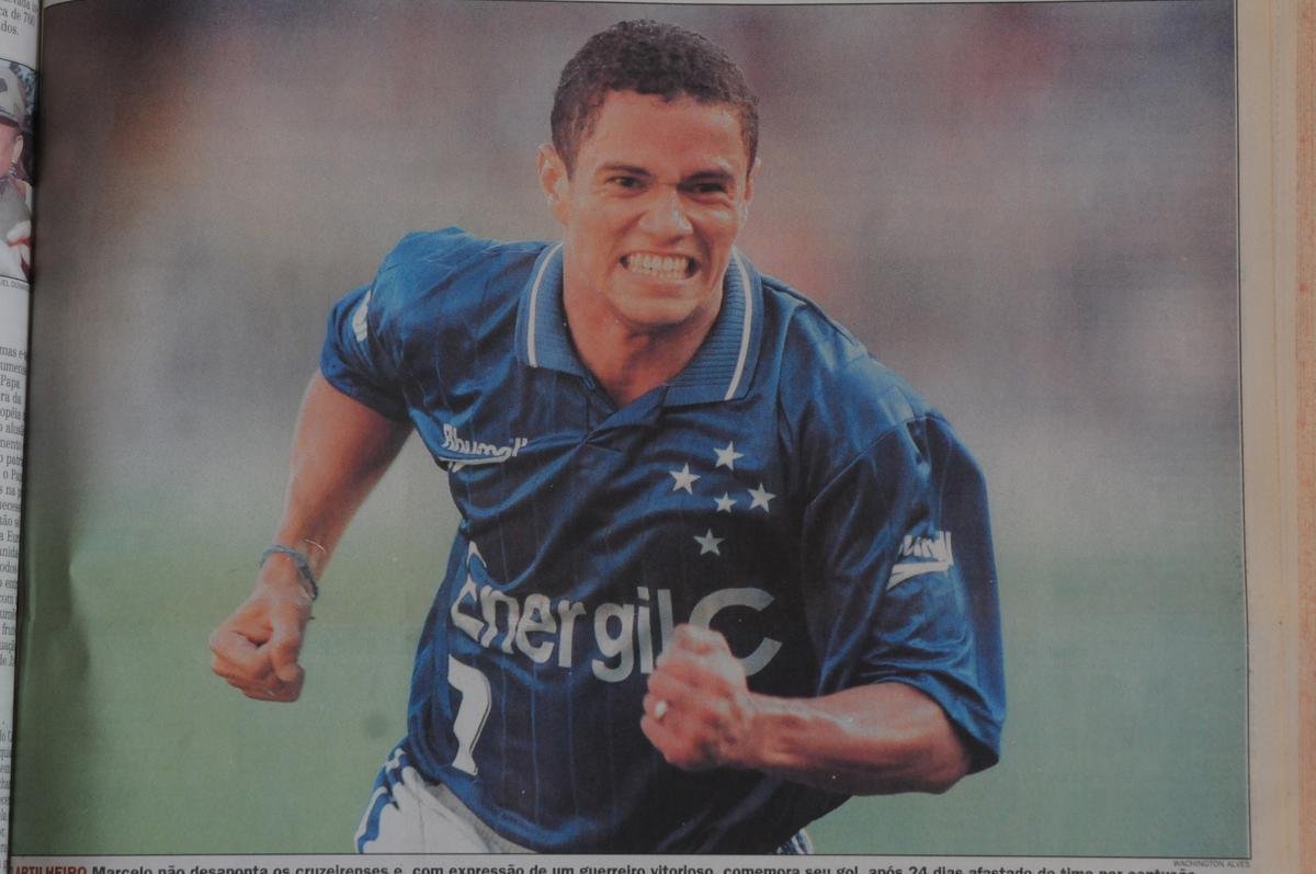 Em 1997, a fornecedora brasileira Rhumell, inspirada na alem Hummel, assumiu a confeco dos uniformes do Cruzeiro. A primeira camisa lanada foi predominantemente azul, com detalhes brancos nas golas. Com ela, o Cruzeiro fez boa parte da vitoriosa campanha a Copa Libertadores daquele ano e bateu o recorde de pblico presente do Mineiro.: 132.834.