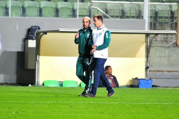 Fotos de mais uma derrota do Amrica na Srie B; Coelho foi superado no Independncia pelo Atltico-GO, por 1 a 0. Gol do rubro-negro goiano foi de Jorginho