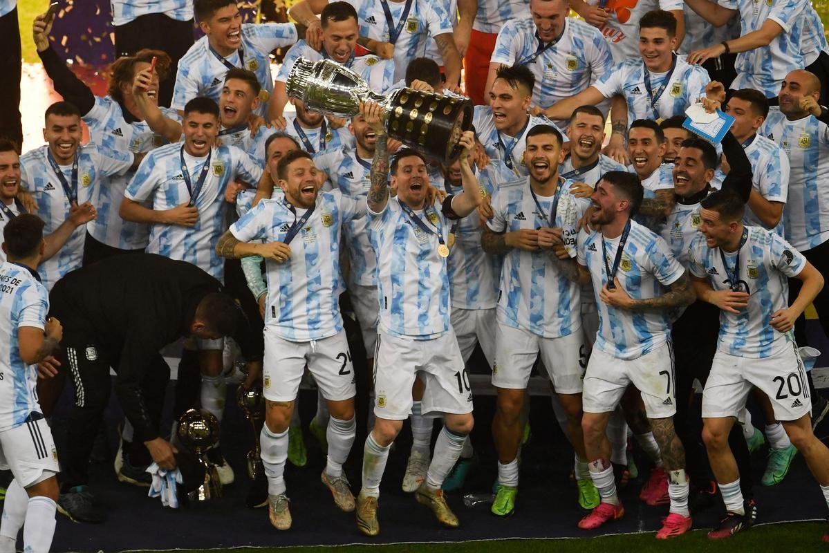 Argentina conquistou 15 ttiulo da Copa Amrica ao vencer o Brasil por 1 a 0, neste sbado, no Maracan. nico gol foi marcado por Di Mara, eleito o destaque da deciso. J o astro Lionel Messi ganhou o prmio de craque da competio.