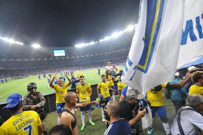Fotos da grande festa da torcida e do time do Cruzeiro aps a vitria sobre o Operrio, por 1 a 0, que aproximou o time celeste do acesso  Srie A
