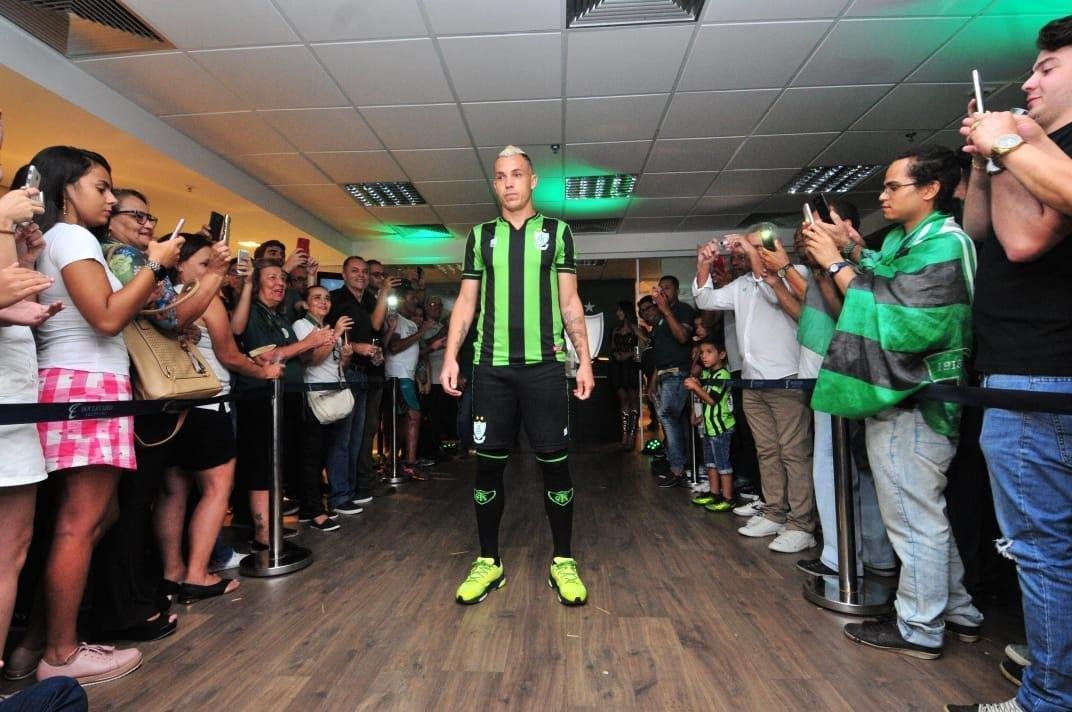 Coleção de uniformes do América da temporada 2019. Clube adotou marca própria, a Sparta. Por isso, desfile na loja do clube, no shopping Boulevard, em BH, foi ao estilo espartano
