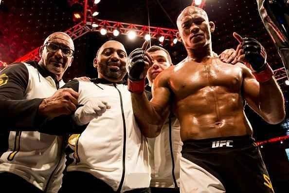 Imagens da vitória arrasadora de Jacaré sobre Belfort