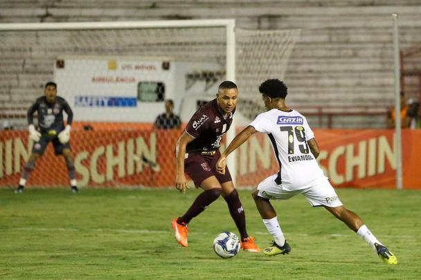 Após suportar a pressão do rival, o Náutico ainda ampliou o marcador com o belo gol de Jean Carlos, em chute fora da área, finalizando o placar para o time timbu.