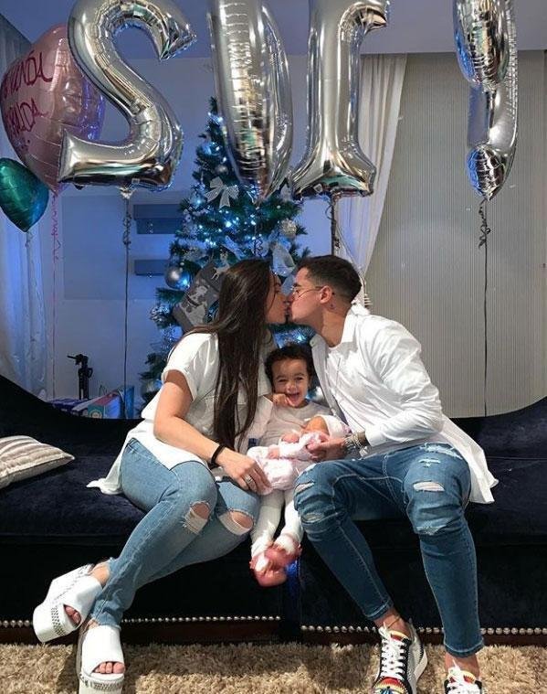 Philippe Coutinho posou ao lado da esposa e das filhas
