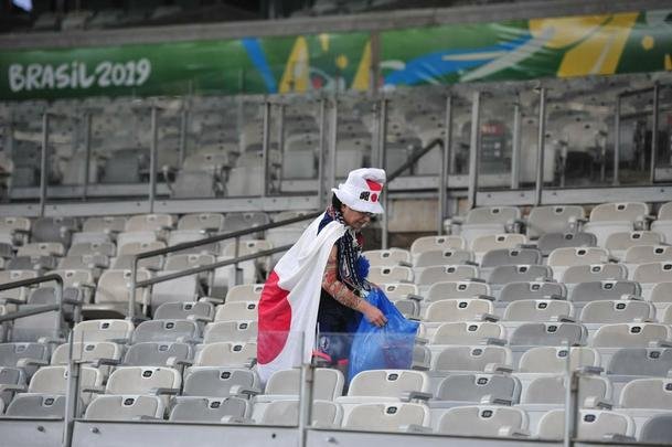 Depois do empate entre Japo e Equador, por 1 a 1, pela Copa Amrica, um torcedor japons deu um bom exemplo aos brasileiros. Com pacincia, ele recolheu lixo em vrios pontos do setor em que se encontrava no Mineiro. Na Copa de 2014, no Brasil, os nipnicos j haviam mostrado civilidade ao mundo ao limpar arquibancadas e vestirios dos estdios.