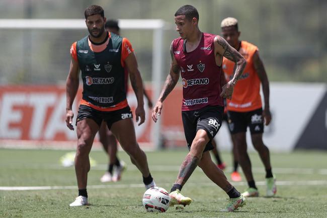 Com seriedade, mas tambm descontrao, o Atltico treinou sob sol forte na manh desta sexta-feira (21), na Cidade do Galo, em Vespasiano. Este foi o quinto dia de pr-temporada para o clube mineiro em 2022, sob o comando do tcnico argentino Antonio 'El Turco' Mohamed. Novas baixas, o volante Allan e o atacante Keno testaram positivo para COVID-19 e no participaram das atividades (ambos cumprem perodo de sete dias de isolamento social).