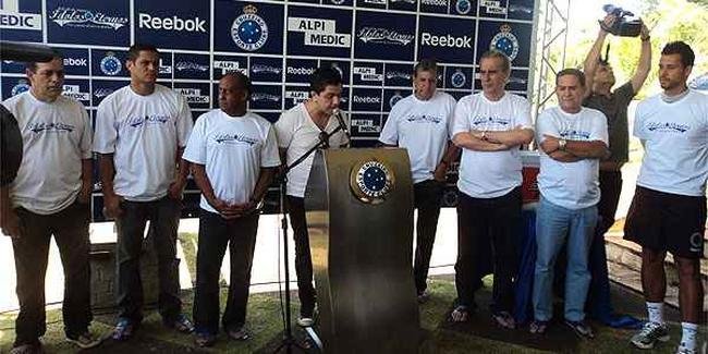 Jogadores e familiares estiveram presentes na Toca da Raposa II para receber homenagem
