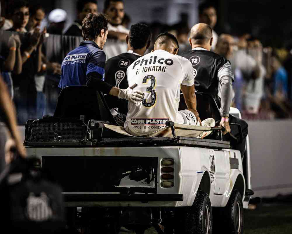 Titular na lateral esquerda, Felipe Jonatan rompeu o ligamento cruzado anterior do joelho esquerdo. Ele  o mais recente desfalque de peso do Santos.