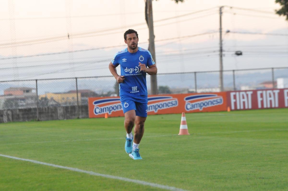Cruzeiro iniciou sua intertemporada nesta segunda-feira na Toca da Raposa II. Tcnico Mano Menezes contou com elenco completo. Grupo agora comea preparao para decises com Atltico na Copa do Brasil, River Plate na Copa Libertadores e 29 rodadas restantes do Campeonato Brasileiro