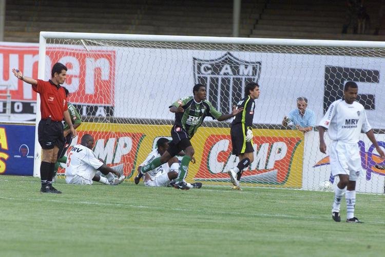 Campeonato Mineiro de 2005 - Em jogo que ficou marcado pela briga do rbitro Luiz Carlos Silva com um torcedor do Atltico que invadiu o gramado, Washington garantiu o triunfo ao Amrica por 1 a 0.
