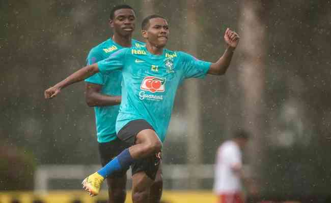 Estevo comemora o gol marcado pela Seleo Brasileira sub-17, j em sua estreia