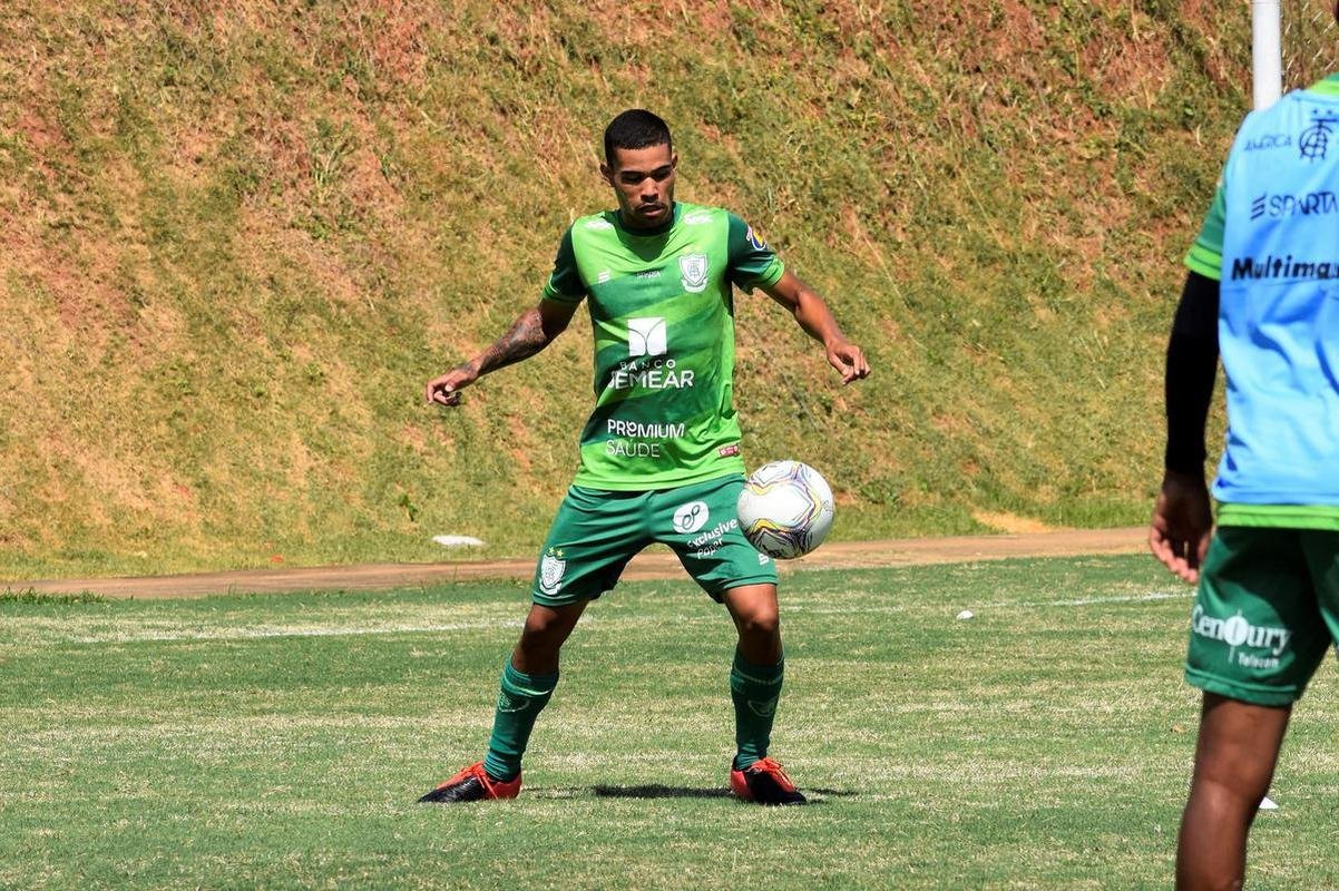 O Amrica segue com treinos preparatrios para a disputa do Campeonato Mineiro 2021. Comandados pelo auxiliar tcnico Mrcio Hahn, jogadores da base americana - e tambm os que tiveram menos oportunidades na temporada 2020 - realizam atividades voltadas ao Estadual.