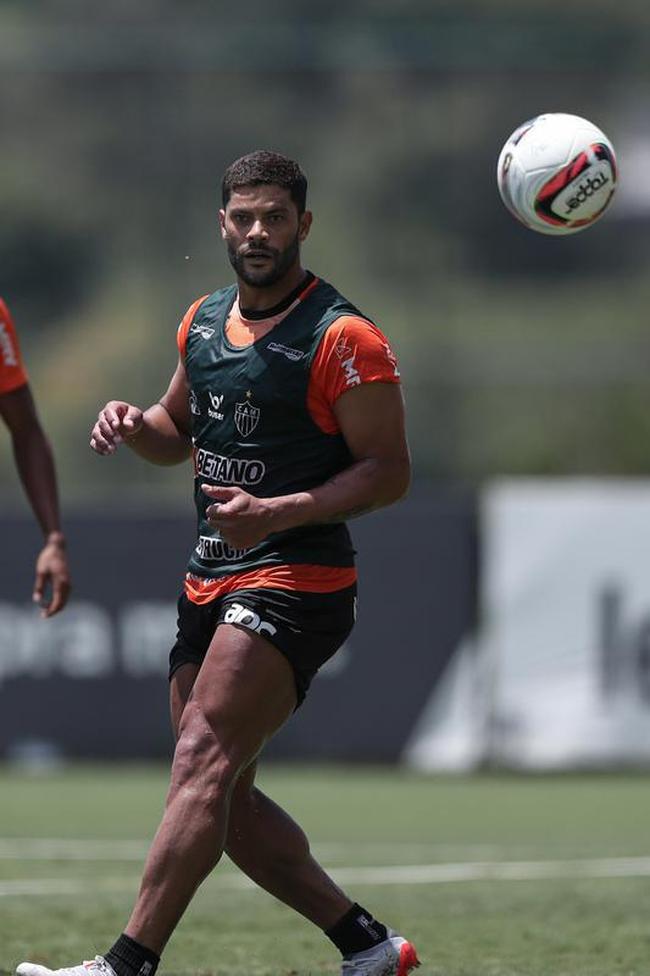 Com seriedade, mas tambm descontrao, o Atltico treinou sob sol forte na manh desta sexta-feira (21), na Cidade do Galo, em Vespasiano. Este foi o quinto dia de pr-temporada para o clube mineiro em 2022, sob o comando do tcnico argentino Antonio 'El Turco' Mohamed. Novas baixas, o volante Allan e o atacante Keno testaram positivo para COVID-19 e no participaram das atividades (ambos cumprem perodo de sete dias de isolamento social).