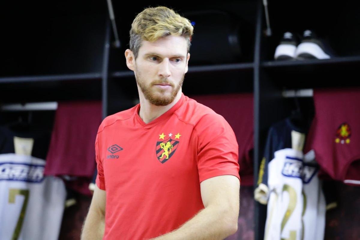 Nos vestirios do Barrado, elenco do Sport faz ltimos ajustes para o jogo diante do Fortaleza, s 16h da tarde deste sbado. 